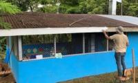 Hombre pintando el techo