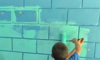 niño pintando la pared