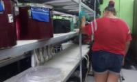 Persona aseando áreas internas del centro educativo