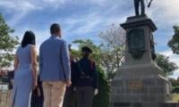 Colocación de la ofrenda floral frente al Monumento de Juan Santamaría