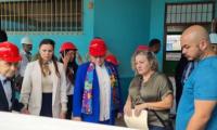 Ministra de Educación, Guillermo Malavassi y funcionarios revisan la obra nueva