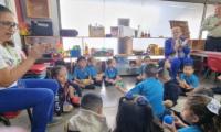 Ministra de Educación y Guillermo Malavassi comparten con estudiantes de preescolar.