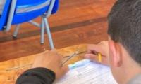 Estudiante realiza su prueba comprensiva