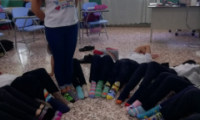 estudiantes con diferentes calcetines