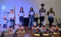 Ganadores del Concurso de Faroles con material reutilizable reciben su premio y reconocimiento