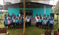 Niños y niñas posando con el elenco de "La Isla Rota"
