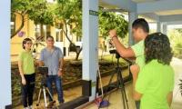 Estudiantes preparan material audiovisual para presentar proyecto de robótica