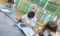 tres niños leyendo libros