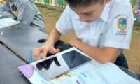 niño estudiando