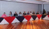 mesa con personas