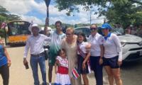 Ministra con estudiantes y profesores