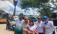 Ministra con estudiantes y profesores