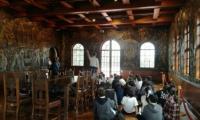 Estudiantes escuchando al guía del Museo