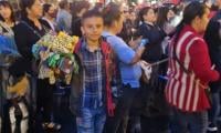 niño con farol