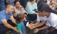 Estudiantes regalan lecturas donadas