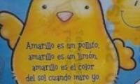Lecturas cuelgan con cuerdas del techo de un pabellón