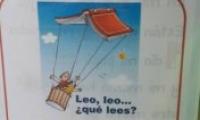 Lecturas cuelgan con cuerdas del techo de un pabellón