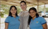 Signe con estudiantes