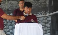 estudiante dando discurso