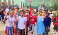 Niños sonrientes disfrazados