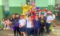 Niños sonrientes disfrazados