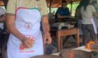 estudiante haciendo tortillas