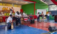 Ensamble de marimba en un gimnasio