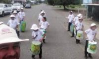 estudiantes con tambores y Mauricio Gutiérrez 