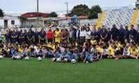 Niños con ministra y presidente de la Fedefutbol