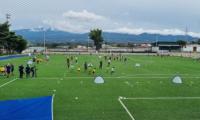entrenadores en cancha de fútbol