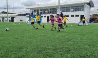 niños en cancha de fútbol