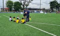 niños en cancha de fútbol
