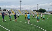 niños en cancha de fútbol