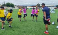 niños en cancha de fútbol