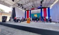 Escenario donde se encuentra autoridades de gobierno y presentaciones artísticas