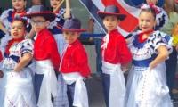 niños con trajes típicos