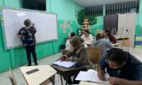 La "niña" Kattia se emociona cuando ellos aprenden