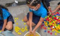 Niña con tapitas amarillas