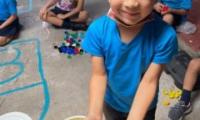 niño con tapitas amarillas
