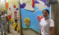 personas con el mural