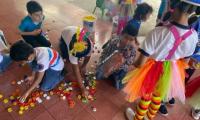 Como parte de las actividades lúdicas, los estudiantes tuvieron piñata con tapitas para luego dividirlas.