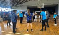Estudiantes escuchando las instrucciones