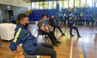 estudiantes jugando sillas ocupadas