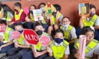 Niños y Niñas con señales de tránsito