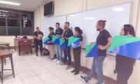En exposición con sus compañeros