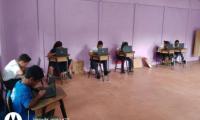 estudiantes en pupitres