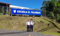 estudiantes en la entrada de la escuela