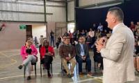 Viceministro con estudiantes