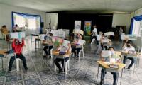 estudiantes escribiendo