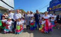 personas con trajes típicos de Costa Rica